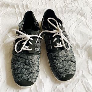 Womens Flora Kye Weave Slip-On Sneaker